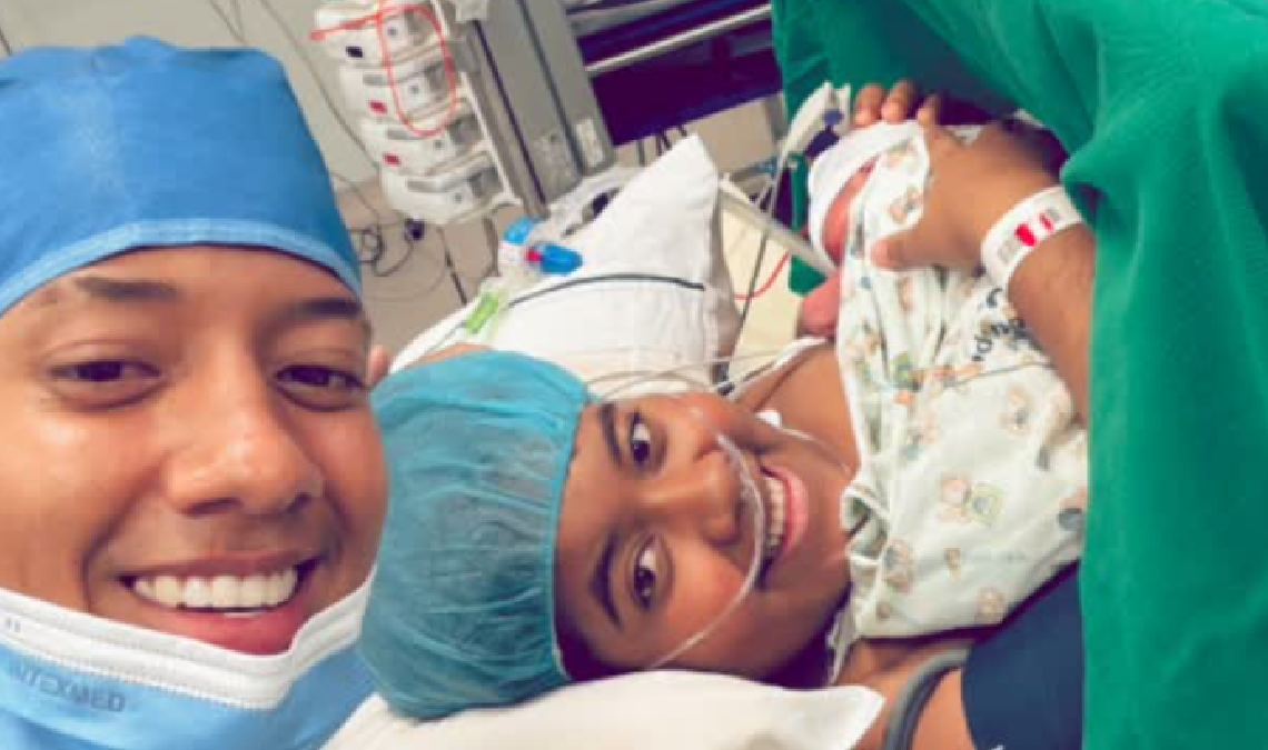 El artista acompañó a su pareja, la reconocida maquilladora profesional Angie Hernández, al hospital para recibir a su hijo.