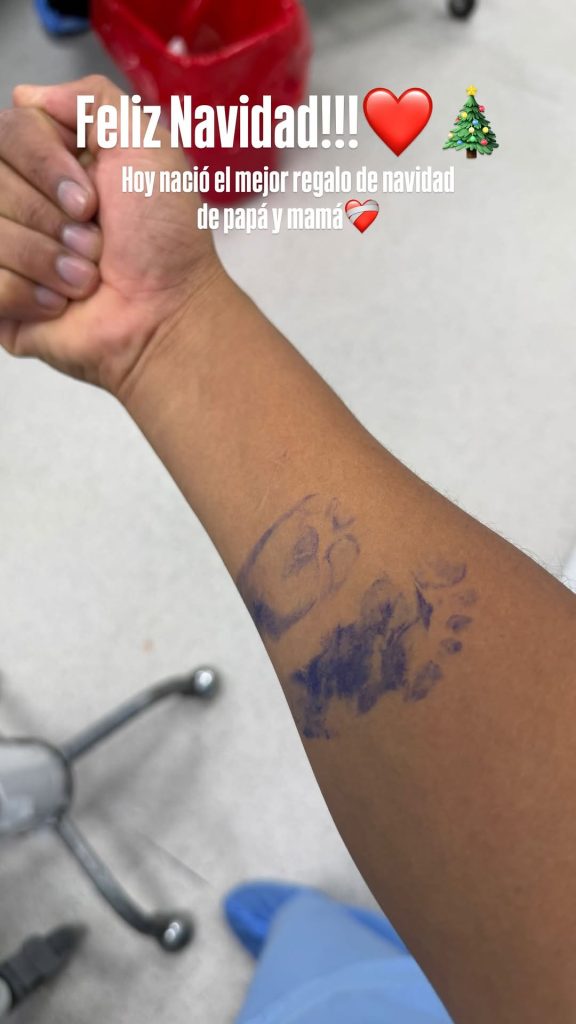 El artista acompañó a su pareja, la reconocida maquilladora profesional Angie Hernández, al hospital para recibir a su hijo.