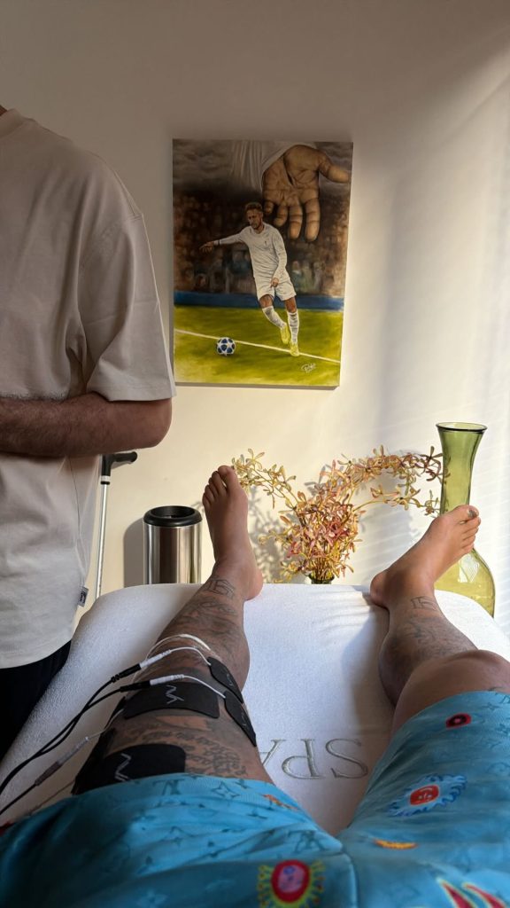 El atacante de 33 años comenzará un estricto proceso de rehabilitación bajo la supervisión directa de su fisioterapeuta de confianza.