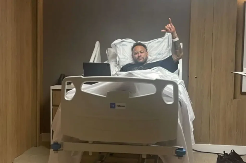 El capitán del Santos FC ingresó al quirófano para tratar un desgarro en el menisco medial de su rodilla izquierda.