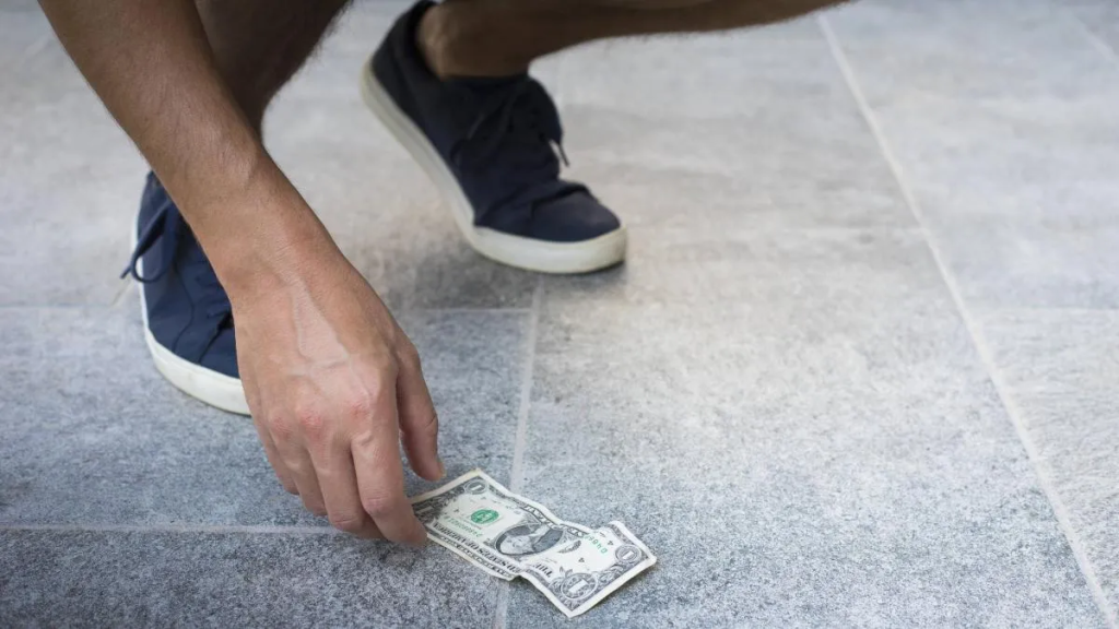 Soñar que encuentras dinero es uno de los sueños más comunes y suele tener un significado positivo ligado a varios factores.