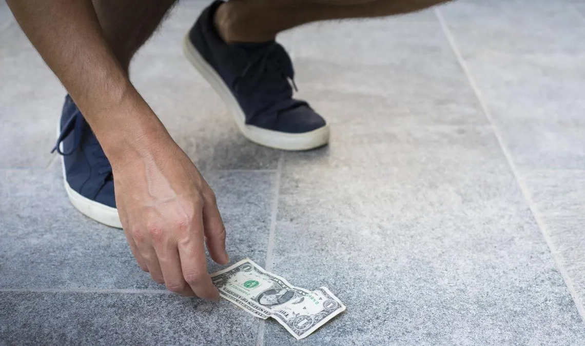 Soñar que encuentras dinero es uno de los sueños más comunes y suele tener un significado positivo ligado a varios factores.