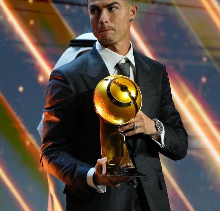 En una noche brillante, Cristiano recibió el premio al Mejor Jugador de Oriente Medio.