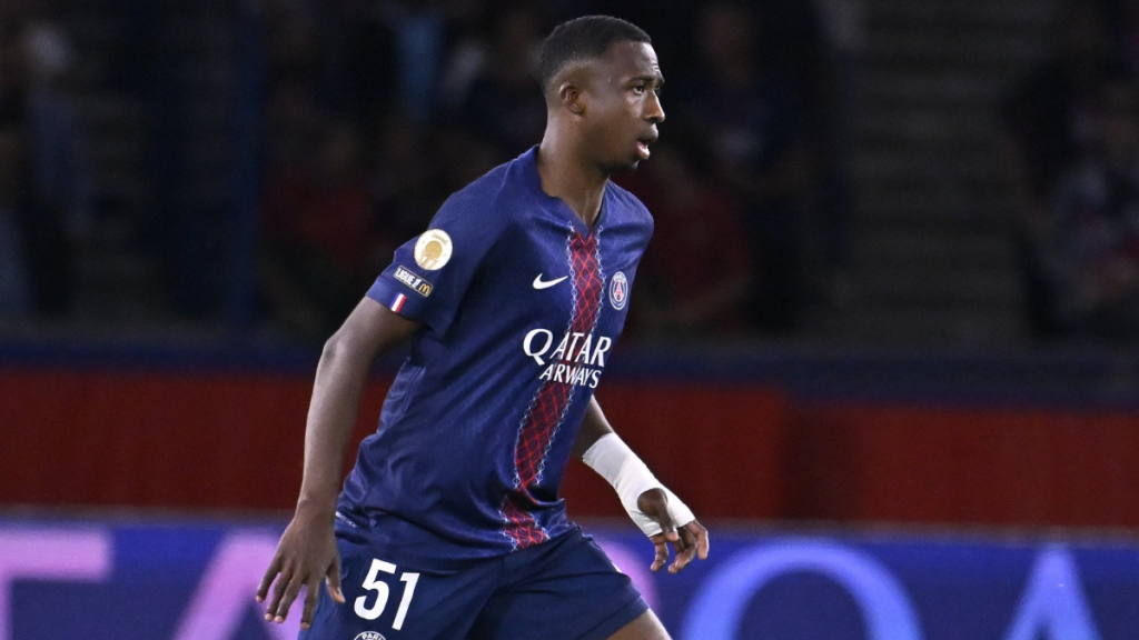 Willian Pacho fue incluido en el XI ideal 2025 de la IFFHS y se convirtió en el único futbolista del continente americano en el prestigioso equipo mundial.