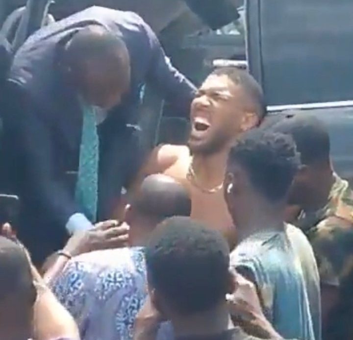 Debido al fuerte impacto, los equipos de emergencia y varios transeúntes intervinieron rápidamente para rescatar a los sobrevivientes.