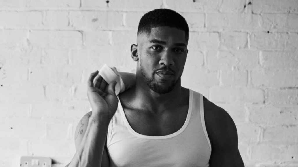 El boxeador británico de 36 años sobrevivió a un brutal accidente automovilístico.