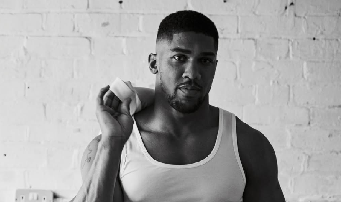 El boxeador británico de 36 años sobrevivió a un brutal accidente automovilístico.