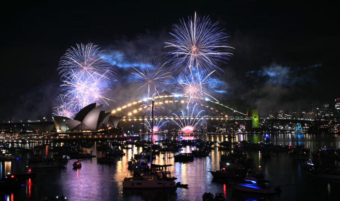 Australia y Nueva Zelanda fueron los primeros países en recibir el 2026. Fuegos artificiales, homenajes y celebraciones marcaron el inicio del nuevo año.