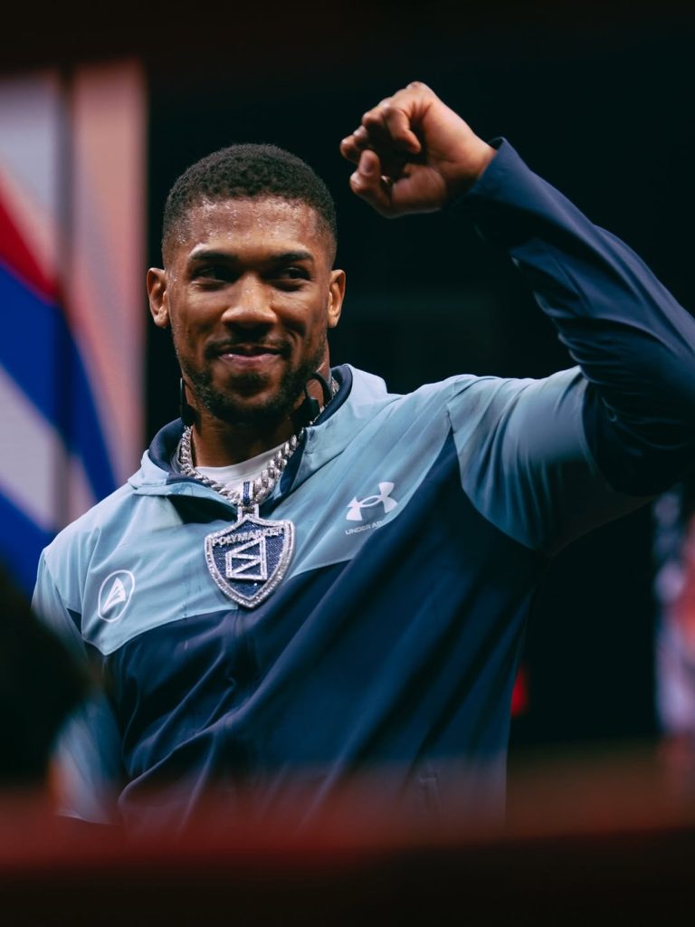 Este trágico suceso ocurre apenas diez días después de que Joshua obtuviera una millonaria victoria por nocaut ante el youtuber Jake Paul.