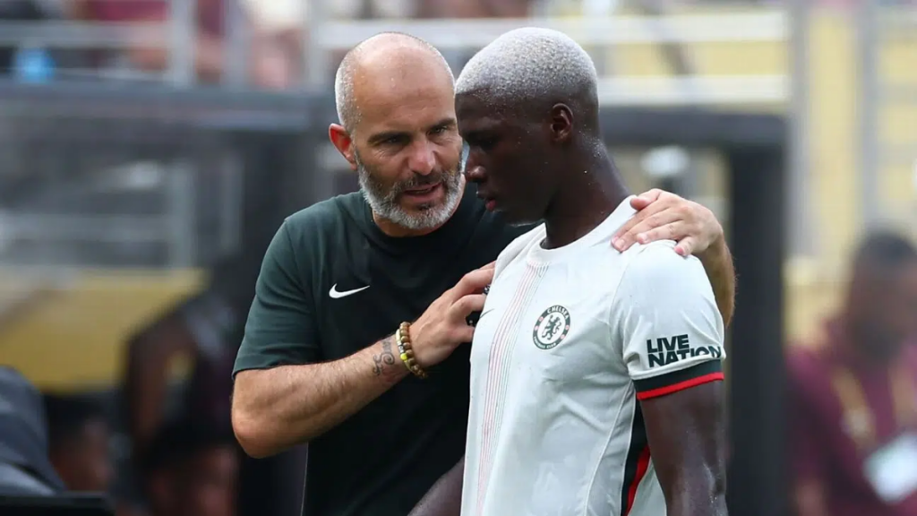 Chelsea confirmó la salida de Enzo Maresca como director técnico. La decisión impacta en Moisés Caicedo, quien afrontará un nuevo cambio de entrenador.