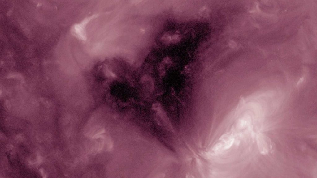 El “corazón” es un agujero coronal visto en ultravioleta: no es un hueco real.