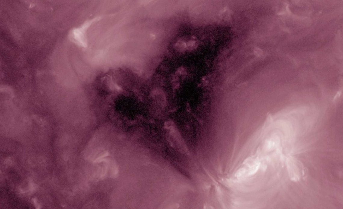 El “corazón” es un agujero coronal visto en ultravioleta: no es un hueco real.