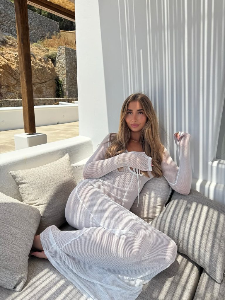 La joven británica de 24 años sacudió las redes sociales al compartir el video de su rebautismo.