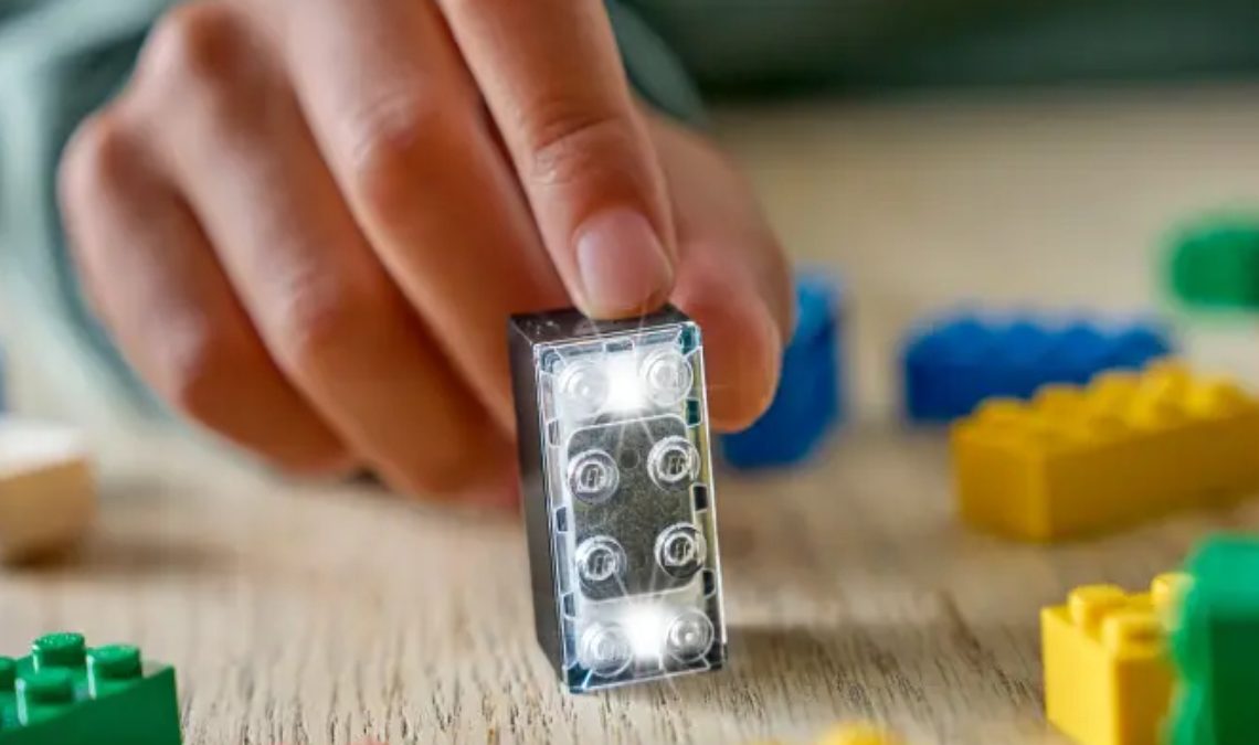 LEGO presentó sus nuevos ladrillos inteligentes con sensores y reacciones en tiempo real. La tecnología Smart Play promete revolucionar el juego físico sin pantallas.