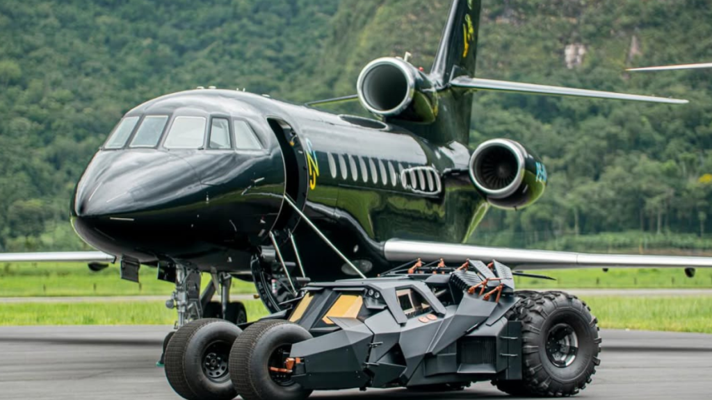 Neymar posa frente a su réplica del Batimóvil en una publicación reciente donde también exhibe su helicóptero y jet privado.