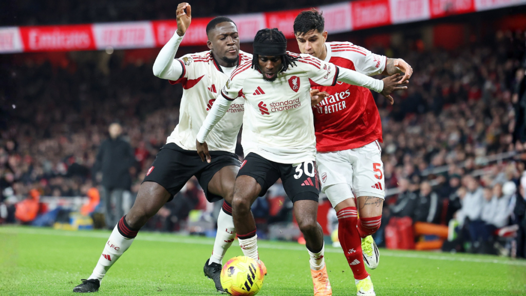 Arsenal igualó 0-0 ante Liverpool por la fecha 21 de la Premier League. Piero Hincapié fue titular pero salió por molestias físicas.