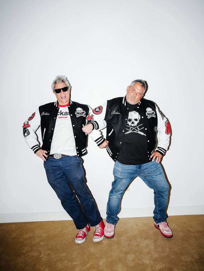 Desde sus inicios en MTV, Jackass se ha caracterizado por llevar al límite la comedia física, los stunts peligrosos y las bromas pesadas.