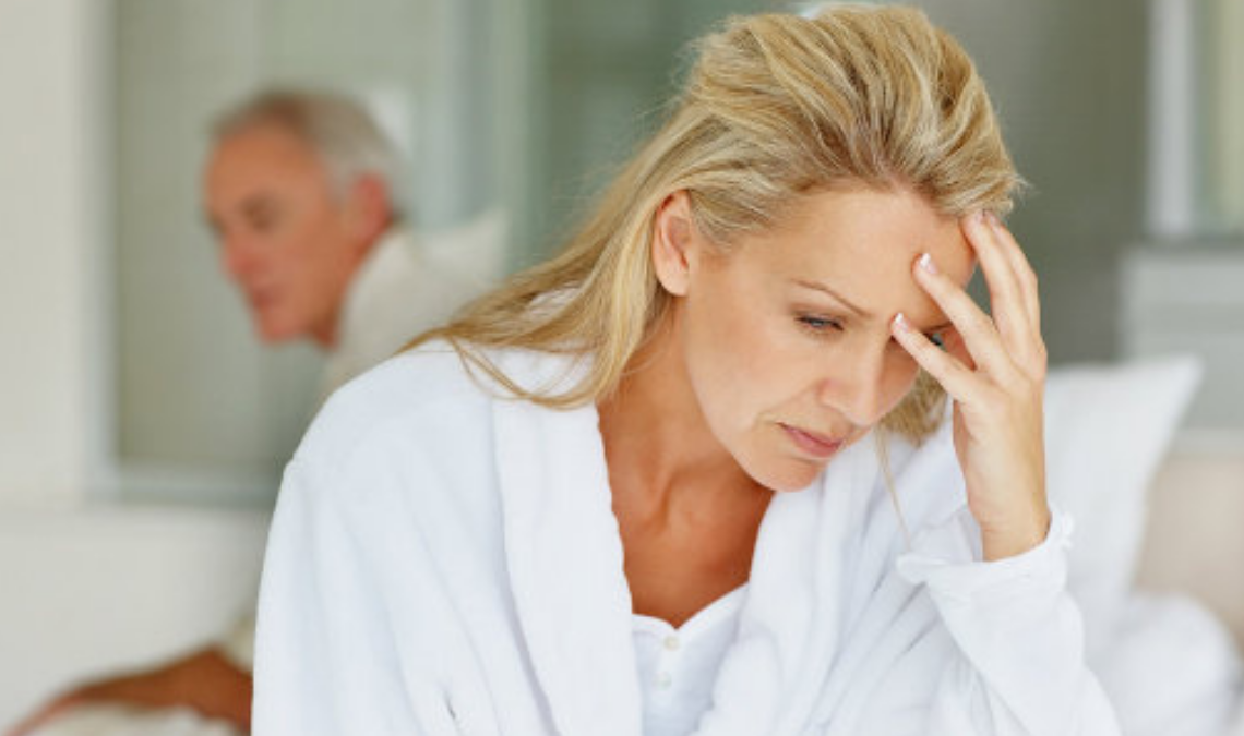 Especialistas señalan que la menopausia puede causar molestias, pero tiene opciones de manejo.