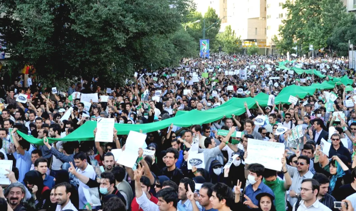 Miles de heridos en medio de las protestas antigubernamentales en Irán, donde autoridades cortaron el Internet en gran parte del país.