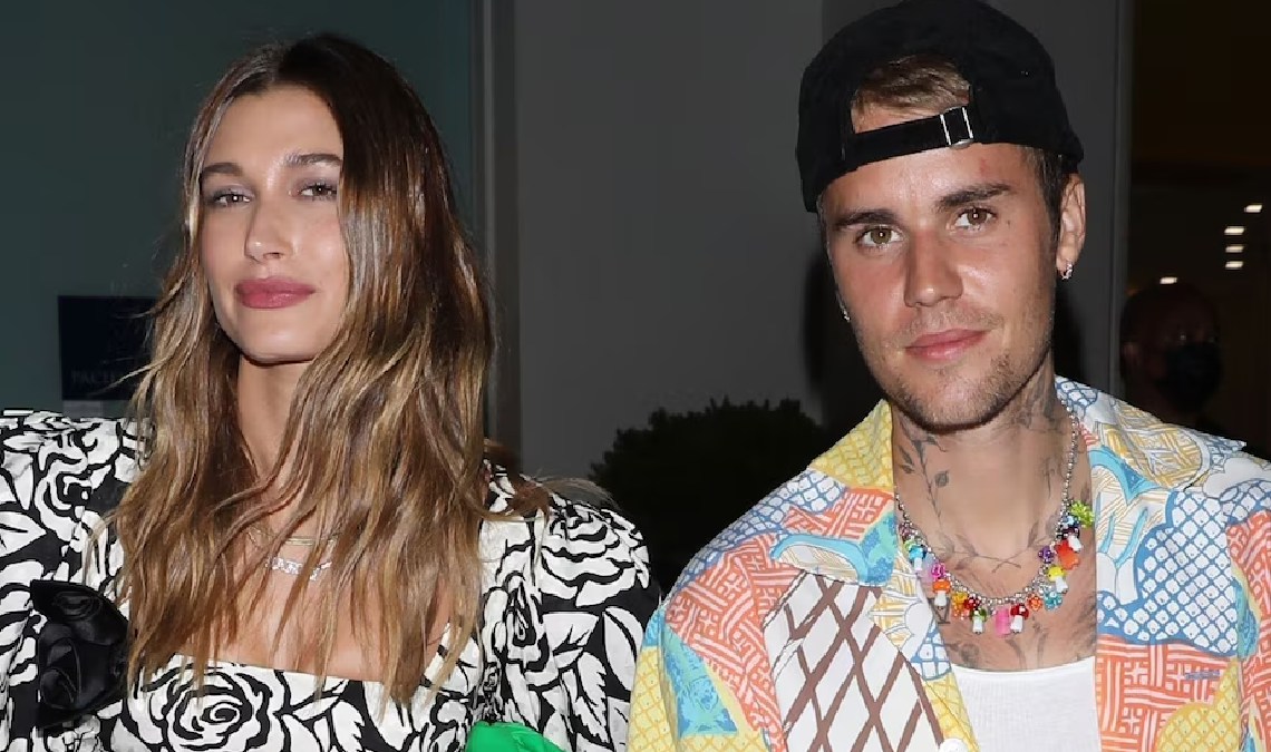 Hailey Bieber utilizó sus redes sociales para desmentir categóricamente las teorías que circulan sobre su vida privada.