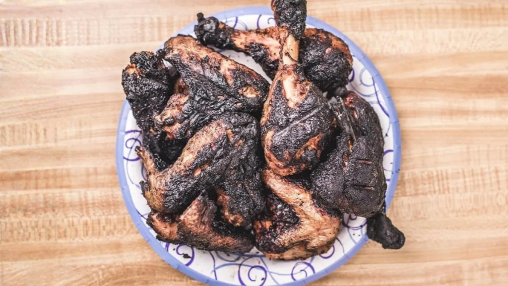 Evitar el negro intenso al cocinar ayuda a reducir compuestos no deseados.