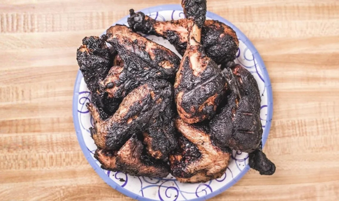 Evitar el negro intenso al cocinar ayuda a reducir compuestos no deseados.