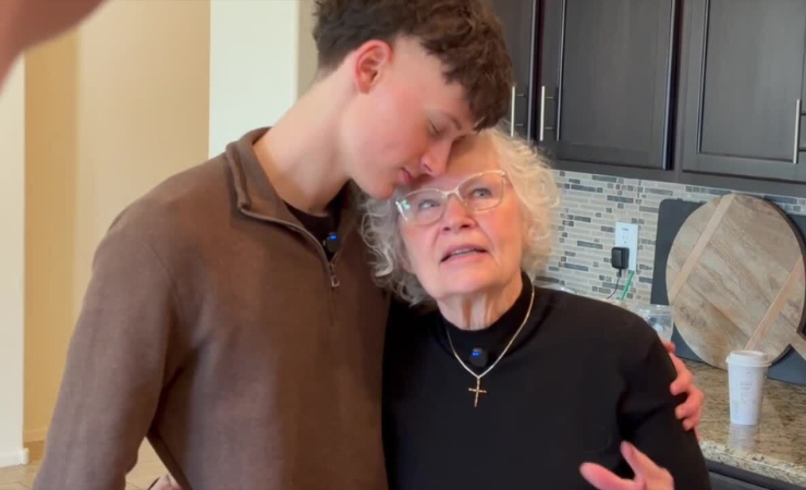 Lo que comenzó como un tierno esfuerzo para conectar con sus nietos terminó convirtiéndose en un fenómeno de YouTube.