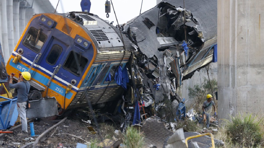 El convoy, que transportaba a unos 200 pasajeros, cubría la ruta desde Bangkok hacia la provincia de Ubon Ratchathani.