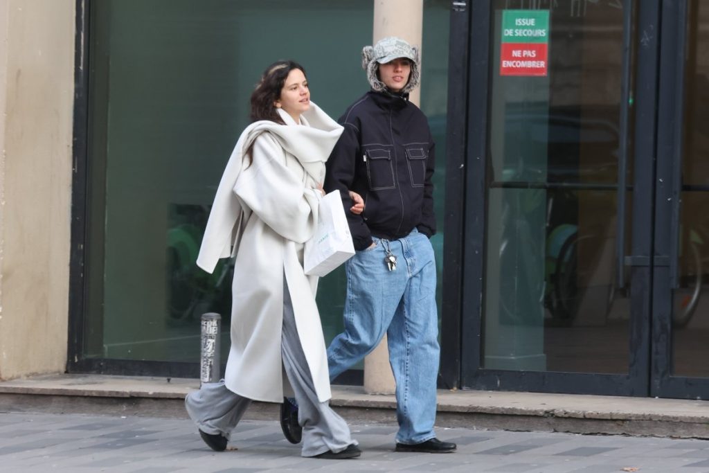 Rosalía vuelve a ser el centro de todas las miradas, pero esta vez no es por su música.