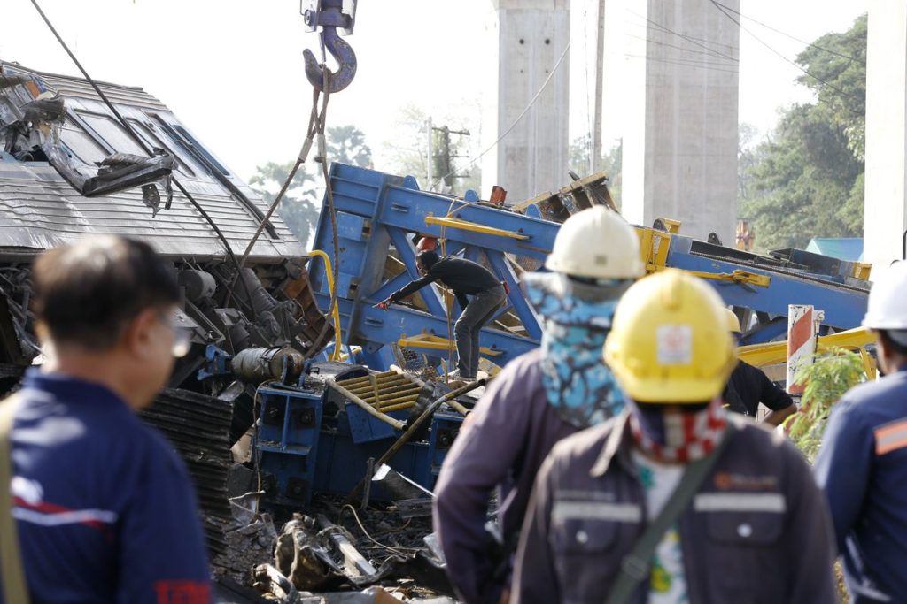 El tren viajaba a una velocidad aproximada de 120 kilómetros por hora cuando la estructura metálica cayó sobre los vagones.