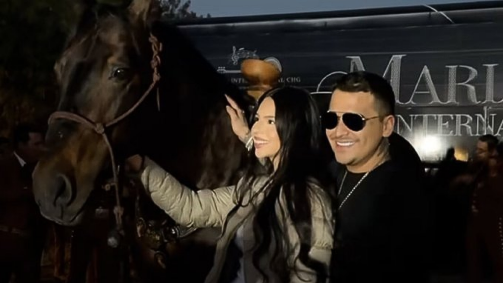 Ángela Aguilar regaló un caballo a Christian Nodal durante la celebración de su cumpleaños, un gesto que llamó la atención en redes sociales.