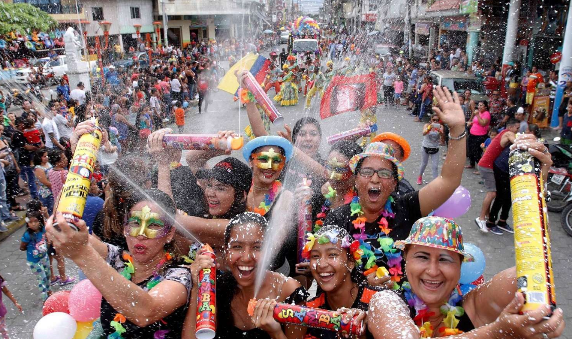 Guaranda, Ambato, Esmeraldas y Guayaquil encabezan los carnavales más famosos del Ecuador, con tradiciones que van desde comparsas hasta juegos con agua y conciertos masivos.