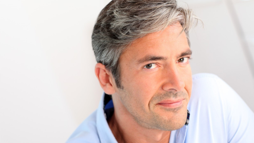 Las canas aparecen por cambios en el folículo, pero puedes mejorar su apariencia sin tinte.