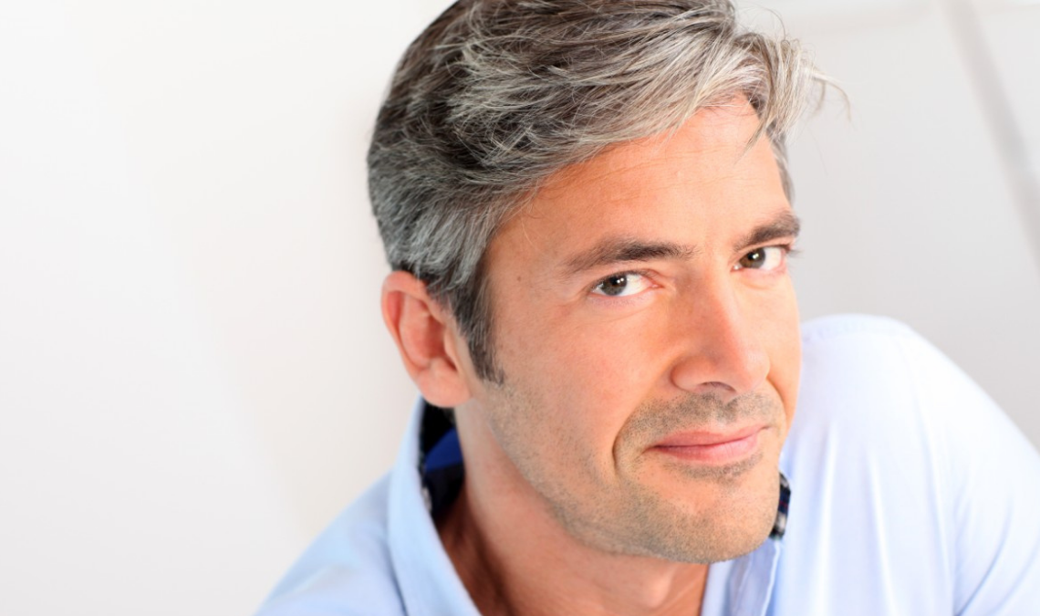 Las canas aparecen por cambios en el folículo, pero puedes mejorar su apariencia sin tinte.