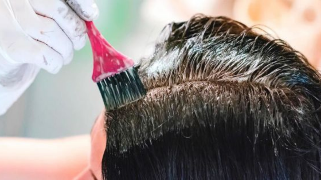 Hidratación, corte y peinado ayudan a que las canas se vean más prolijas y uniformes.