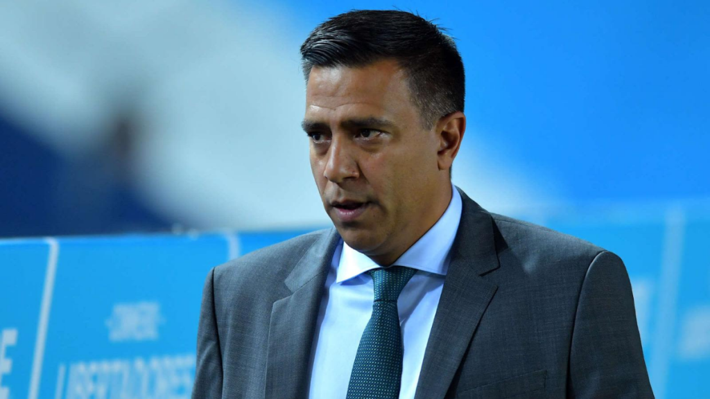 César Farías ya tiene lista su visa y su llegada a Barcelona SC es inminente. El DT venezolano se alista para asumir antes del inicio oficial de la temporada.