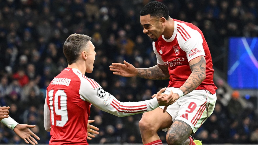 Arsenal venció 3-1 al Inter de Milán en la Champions League con doblete de Gabriel Jesus, mantiene puntaje perfecto y asegura su pase directo a octavos de final.