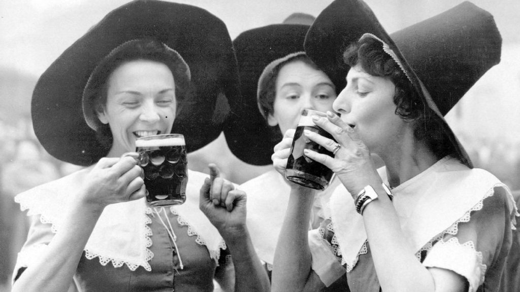 La historia revela que las mujeres fueron las primeras en fabricar la cerveza. Desde Mesopotamia hasta la Edad Media, su rol fue clave en el origen de esta bebida.