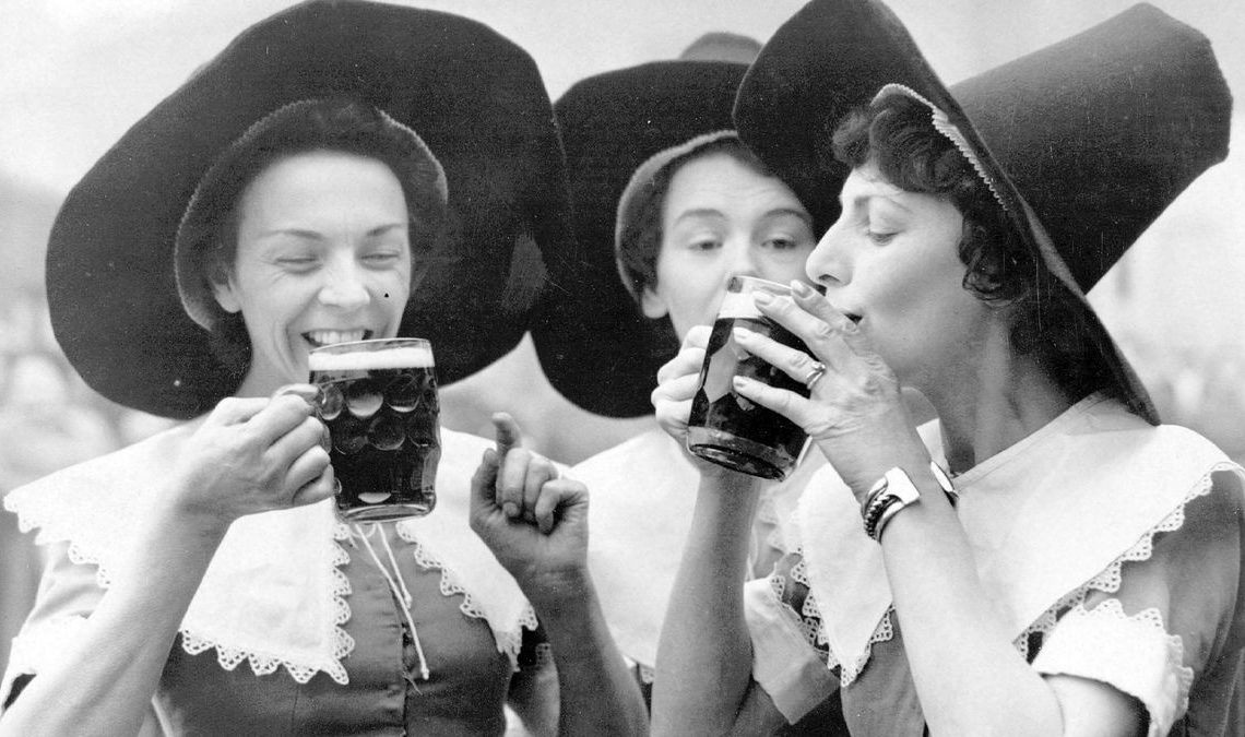 La historia revela que las mujeres fueron las primeras en fabricar la cerveza. Desde Mesopotamia hasta la Edad Media, su rol fue clave en el origen de esta bebida.
