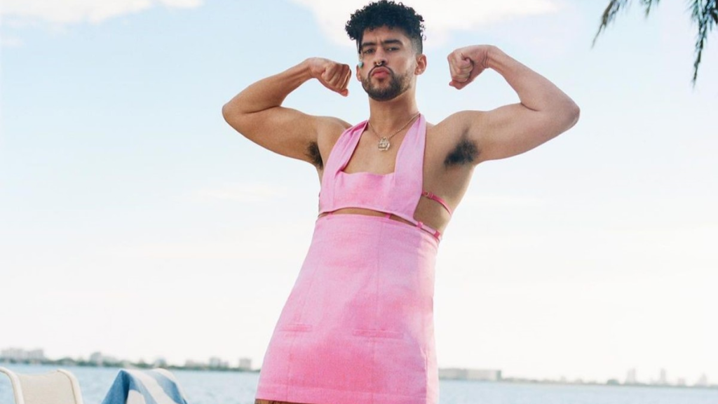 Circulan rumores sobre una posible aparición de Bad Bunny con un vestido en el Super Bowl, como gesto simbólico hacia la cultura queer y drag.