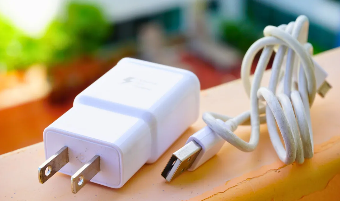 El sobrecalentamiento del cargador del celular puede ser una señal de alerta. Conoce las causas más comunes y las recomendaciones para solucionarlo.
