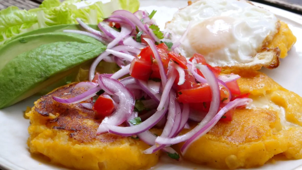 El llapingacho, uno de los platos más emblemáticos de Ecuador, fue reconocido por TasteAtlas al ubicarse entre los 10 mejores platos elaborados con papa en el mundo.