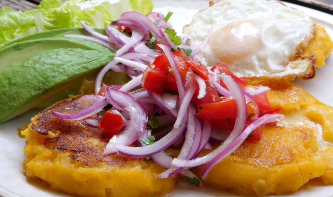 El llapingacho, uno de los platos más emblemáticos de Ecuador, fue reconocido por TasteAtlas al ubicarse entre los 10 mejores platos elaborados con papa en el mundo.