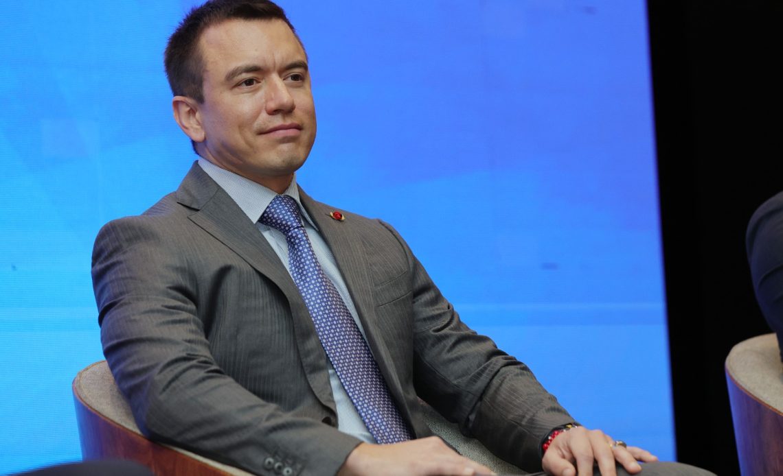 El presidente Daniel Noboa oficializó el ingreso de 789 nuevos docentes al sistema educativo nacional tras un concurso de méritos, con inversión estatal y cobertura en todo el país.