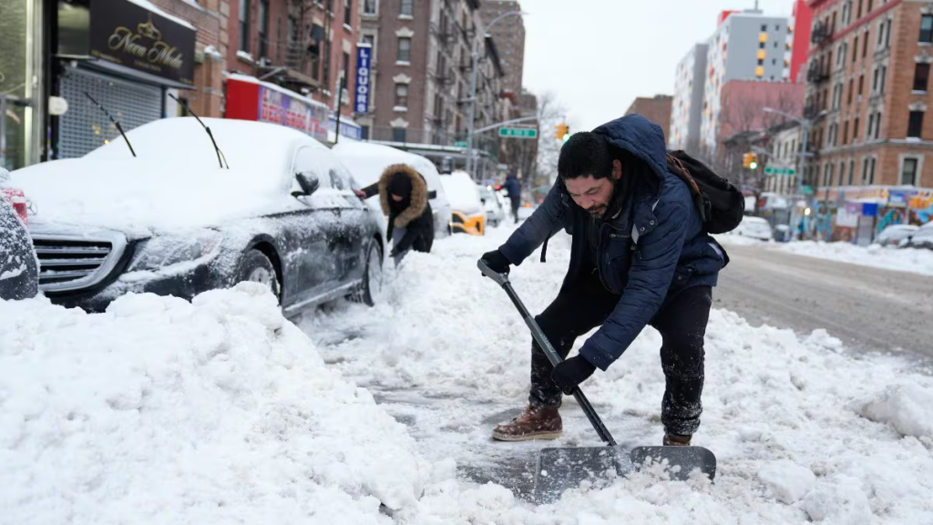 ehículos y calles cubiertos por nieve en plena ola de frío, durante enero de 2026.