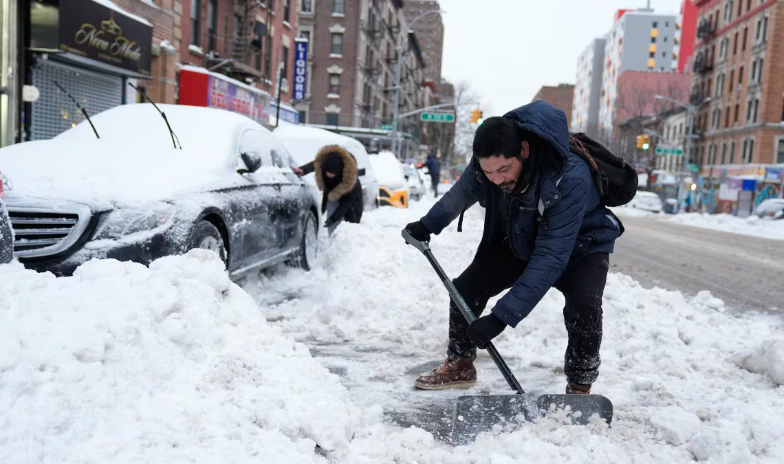 ehículos y calles cubiertos por nieve en plena ola de frío, durante enero de 2026.