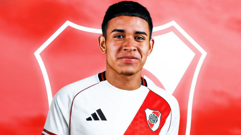 Kendry Páez jugará en River Plate tras un acuerdo total con Chelsea para su cesión por toda la temporada.