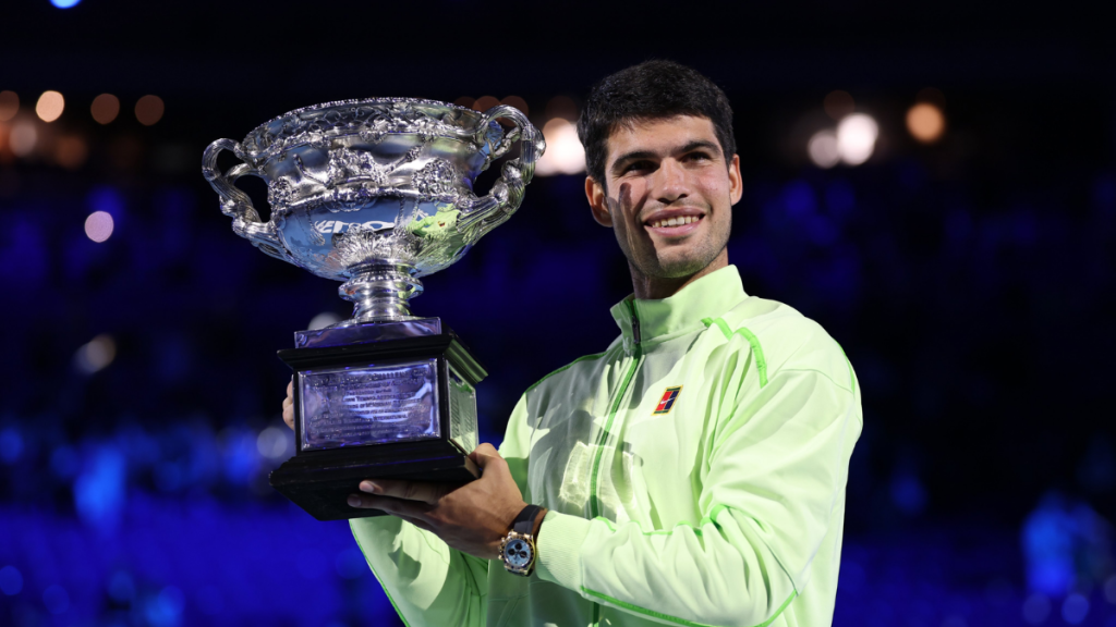 Carlos Alcaraz ganó el Australian Open tras vencer a Novak Djokovic y se convirtió en el campeón más joven en completar los cuatro Grand Slam en la era Open.