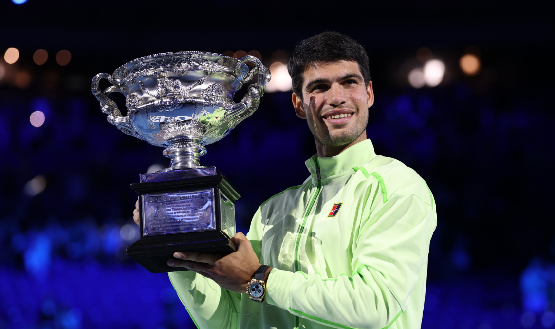 Carlos Alcaraz ganó el Australian Open tras vencer a Novak Djokovic y se convirtió en el campeón más joven en completar los cuatro Grand Slam en la era Open.