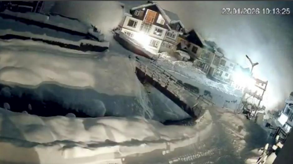 La avalancha en Sonamarg quedó registrada por cámaras y se volvió viral en redes.